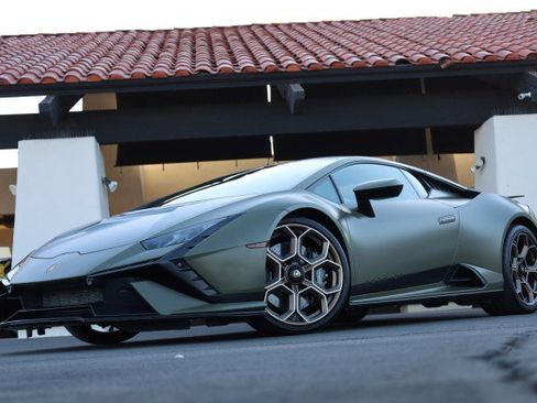 Used 2023 Lamborghini Huracan Tecnica RWD image 3