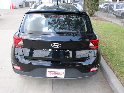 Used 2025 Hyundai Venue SEL FWD image 9