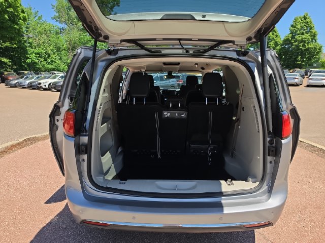 Used 2017 Chrysler Pacifica Touring-L FWD image 23