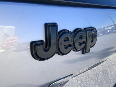 Used 2018 Jeep Cherokee Latitude w/ Altitude Package image 28