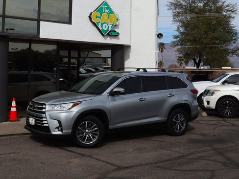Used 2019 Toyota Highlander XLE image 3