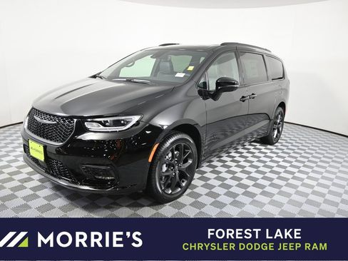 New 2026 Chrysler Pacifica Limited image 1