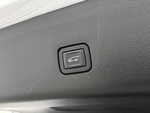 Used 2021 Chevrolet Traverse LT AWD/4WD image 43