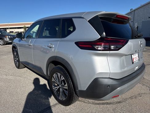 Used 2022 Nissan Rogue SV image 5