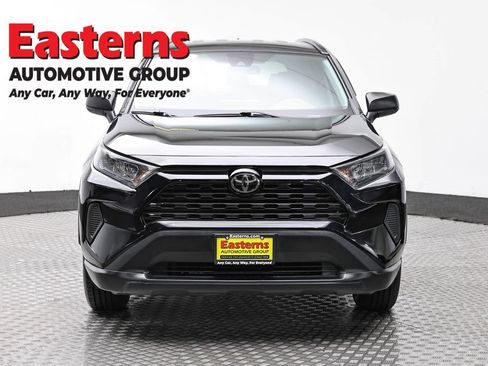 Used 2021 Toyota RAV4 LE AWD/4WD image 2