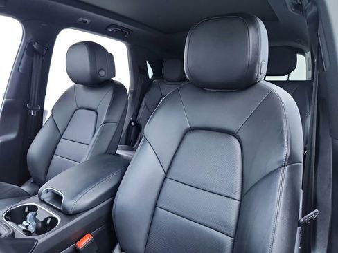 Used 2021 Porsche Cayenne w/ Driver Memory Package image 21