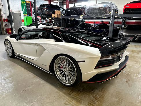 Used 2017 Lamborghini Aventador S image 9