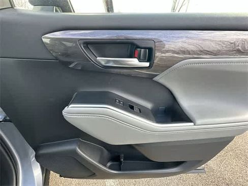 Used 2024 Toyota Highlander Limited image 24