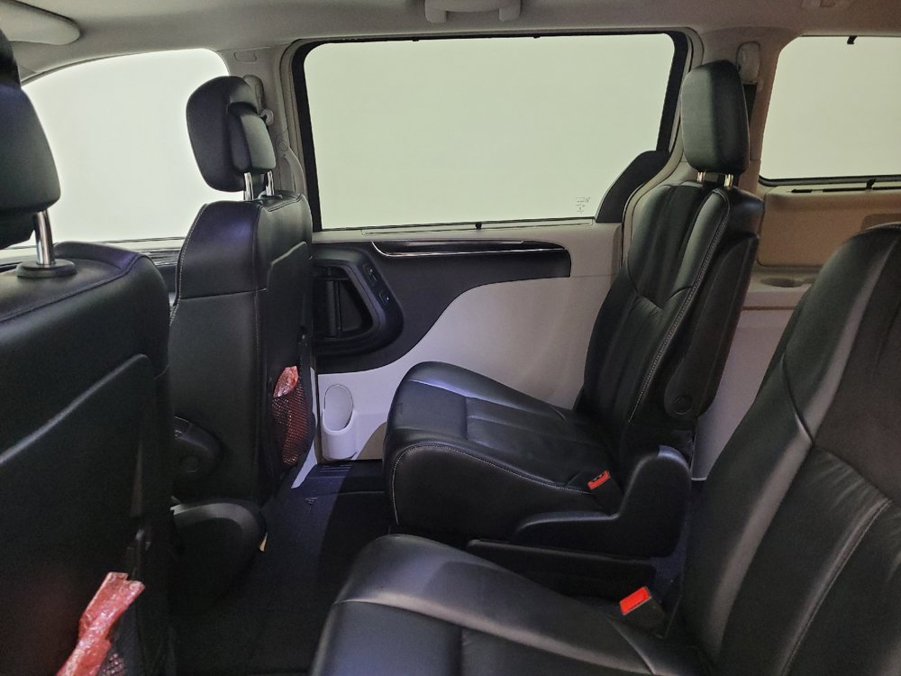 Used 2014 Chrysler Town & Country Limited w/ Luxury Group FWD image 18