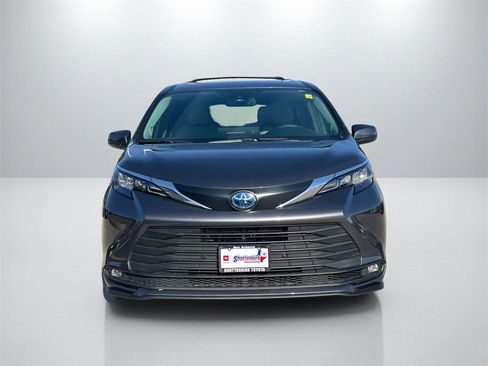 Used 2025 Toyota Sienna XLE w/ XLE Plus Package image 2