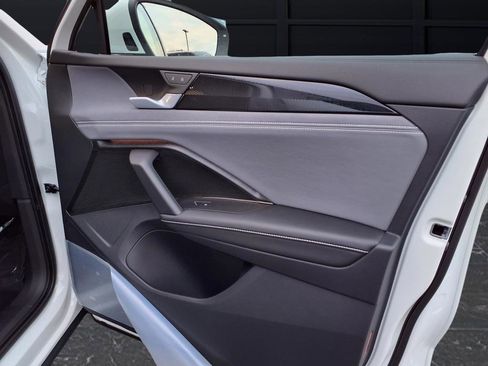 New 2026 Volkswagen Tiguan SE AWD/4WD image 17