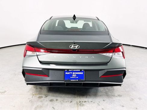 Certified 2025 Hyundai Elantra SE image 6