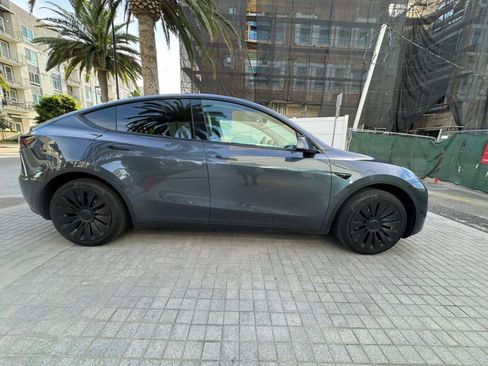 Used 2024 Tesla Model Y 2WD image 8