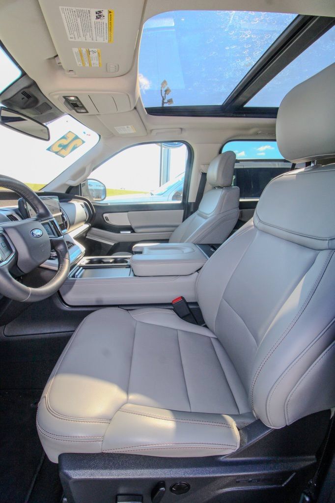 Used 2025 Ford Expedition Active AWD/4WD image 16