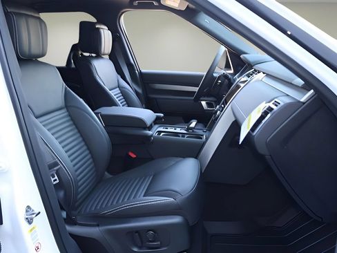 New 2026 Land Rover Discovery Dynamic SE AWD/4WD image 17