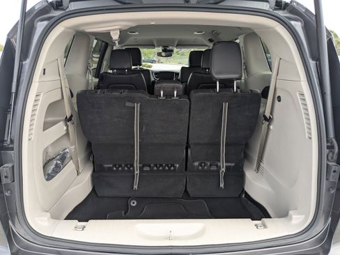 Used 2023 Chrysler Pacifica Touring-L image 15