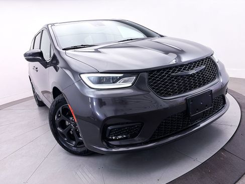 Used 2022 Chrysler Pacifica Touring-L w/ S Appearance Package FWD image 7