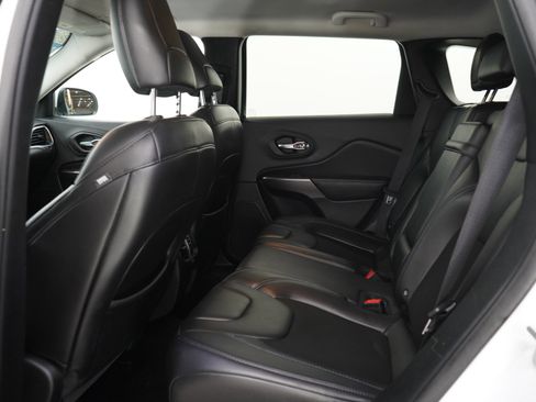 Used 2019 Jeep Cherokee Latitude Plus w/ Cold Weather Group FWD image 14