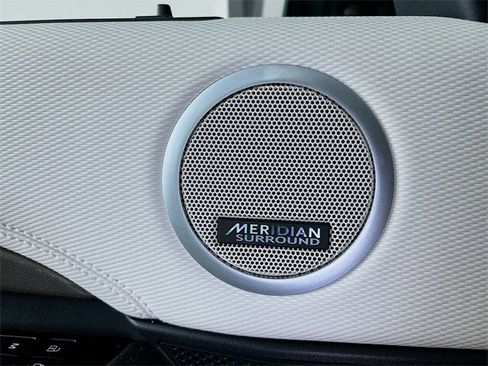 Certified 2023 Land Rover Discovery Metropolitan Edition image 21