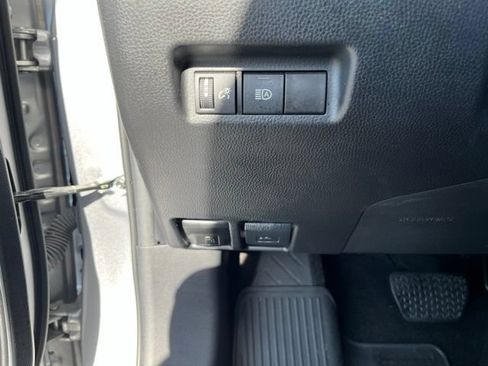 Used 2022 Toyota RAV4 XLE AWD/4WD image 32
