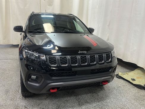 Certified 2025 Jeep Compass Trailhawk AWD/4WD image 8