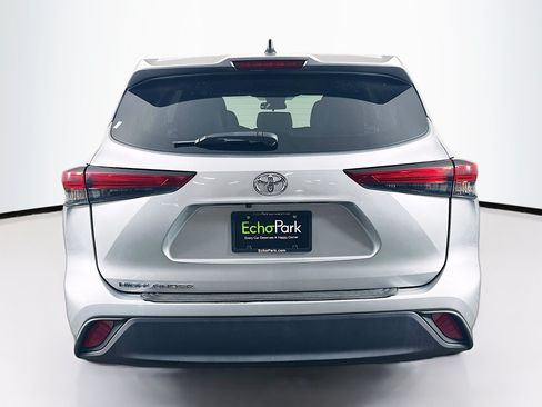 Used 2023 Toyota Highlander L FWD image 7