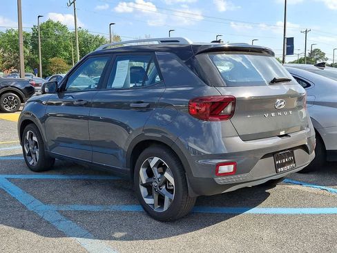Certified 2025 Hyundai Venue Limited FWD image 4