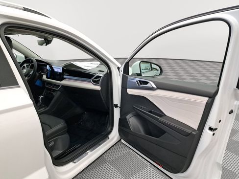New 2025 Volkswagen Taos SEL image 17