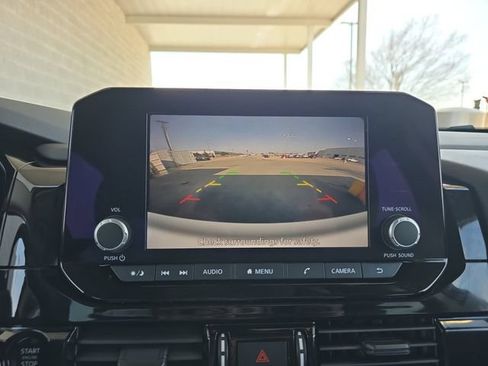 Used 2025 Nissan Pathfinder SV FWD image 9