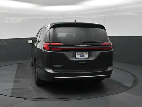 Used 2023 Chrysler Pacifica Touring-L FWD image 7