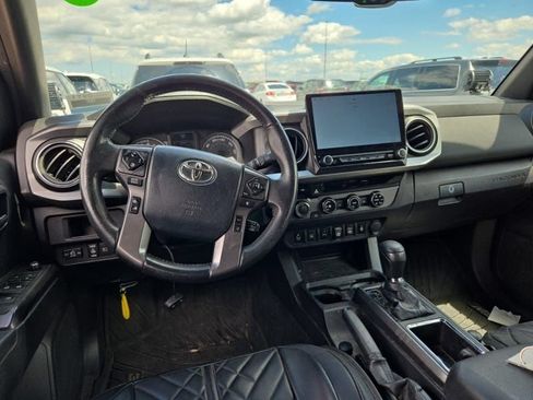 Used 2018 Toyota Tacoma TRD Off-Road w/ Technology Package AWD/4WD image 9