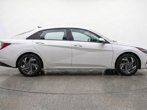 Used 2025 Hyundai Elantra SEL FWD image 11