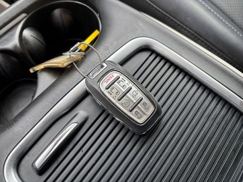 Used 2024 Chrysler Pacifica Touring-L FWD image 22