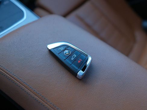 Used 2020 BMW 330i Sedan w/ M Sport Package image 9