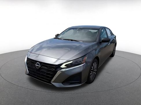 Used 2025 Nissan Altima 2.5 SV FWD image 5