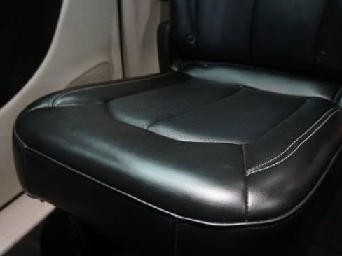 Used 2024 Chrysler Pacifica Touring-L image 59