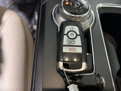 Used 2019 Ford Fusion SE FWD image 35