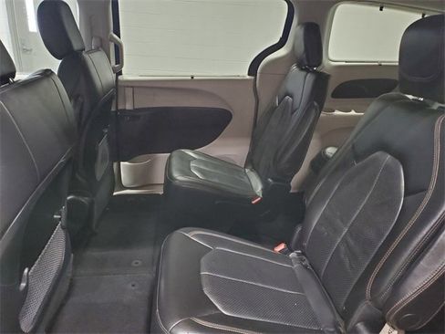 Used 2018 Chrysler Pacifica Touring-L image 11