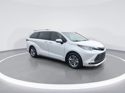Used 2024 Toyota Sienna Limited image 2