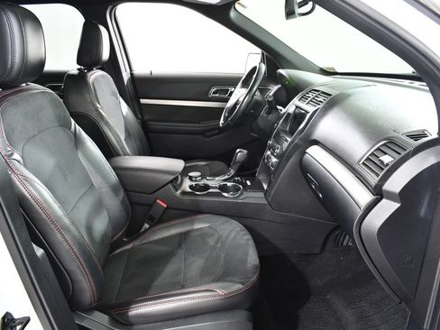Used 2019 Ford Explorer XLT w/ Equipment Group 202A AWD/4WD image 10