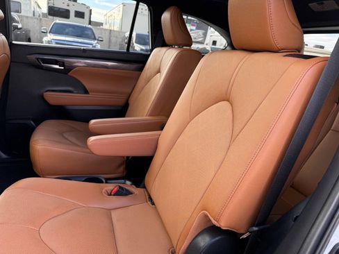 Used 2024 Toyota Highlander Platinum image 21