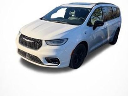 Used 2024 Chrysler Pacifica Premium