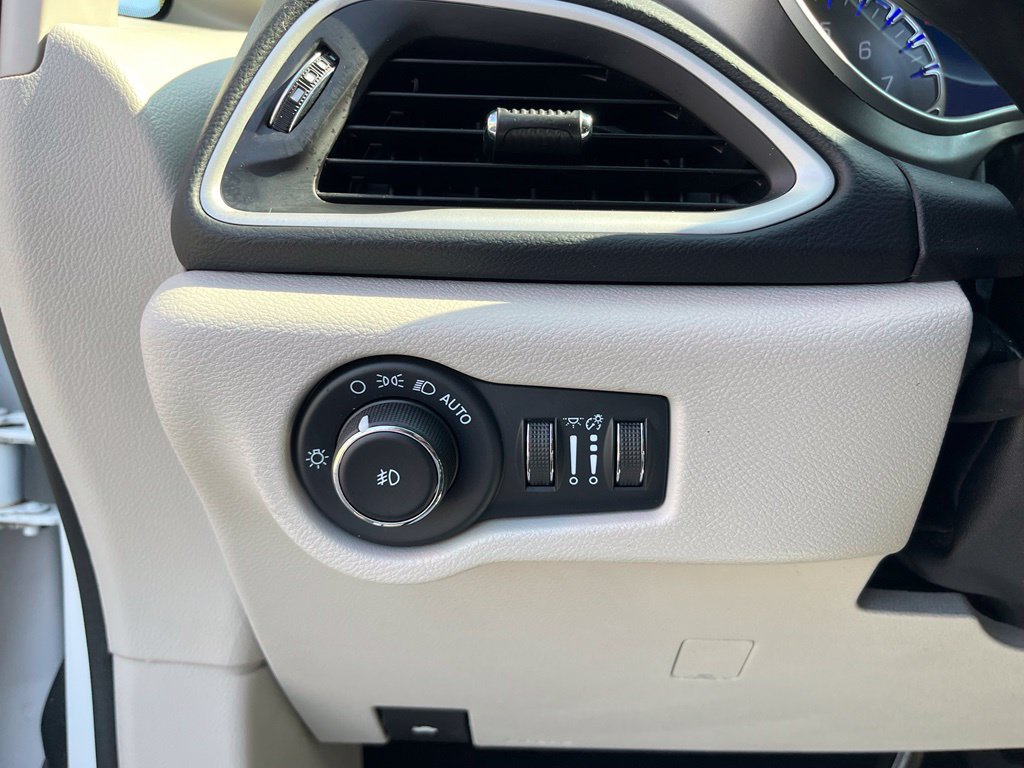 Used 2022 Chrysler Pacifica Touring-L w/ Uconnect Theater Family Group FWD image 18