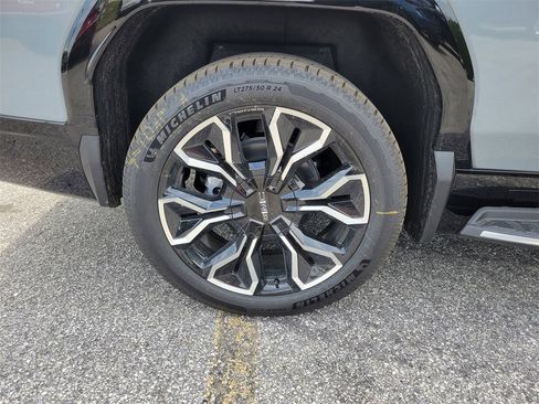 New 2025 GMC Sierra EV Denali image 6