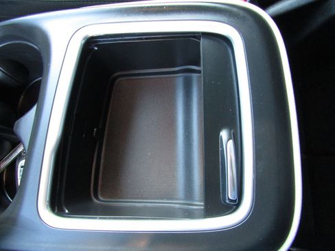 Used 2023 Chrysler Pacifica Touring-L image 23