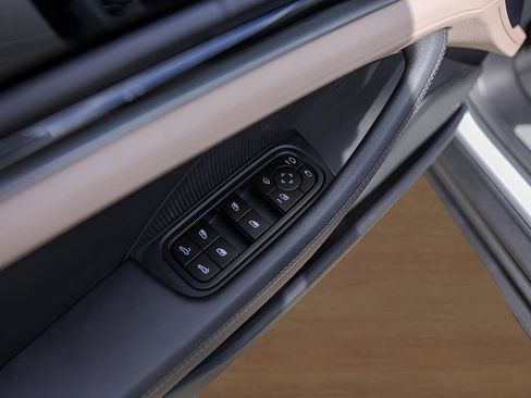 Used 2024 Porsche Panamera image 22