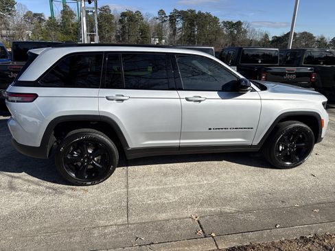 New 2025 Jeep Grand Cherokee Altitude image 7