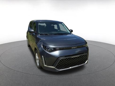 Used 2025 Kia Soul LX w/ LX Technology Package FWD image 3