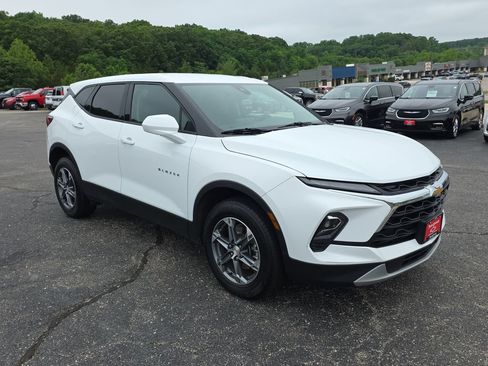 Used 2025 Chevrolet Blazer LT AWD/4WD image 2