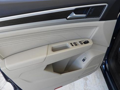 Used 2023 Volkswagen Atlas SE w/ Technology Package w/ Panoramic Sunroof Package image 56